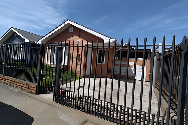 Casa a 10 minutos del centro. 3 Dorm. y 2 baños