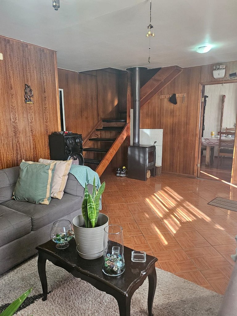 Habitación en casa acogedora, cerca del centro.