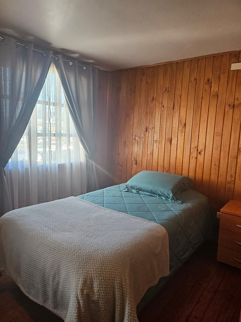 Habitación en casa acogedora, cerca del centro.