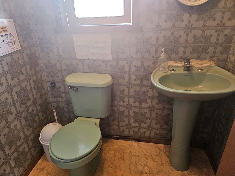 Habitación en casa acogedora, cerca del centro.