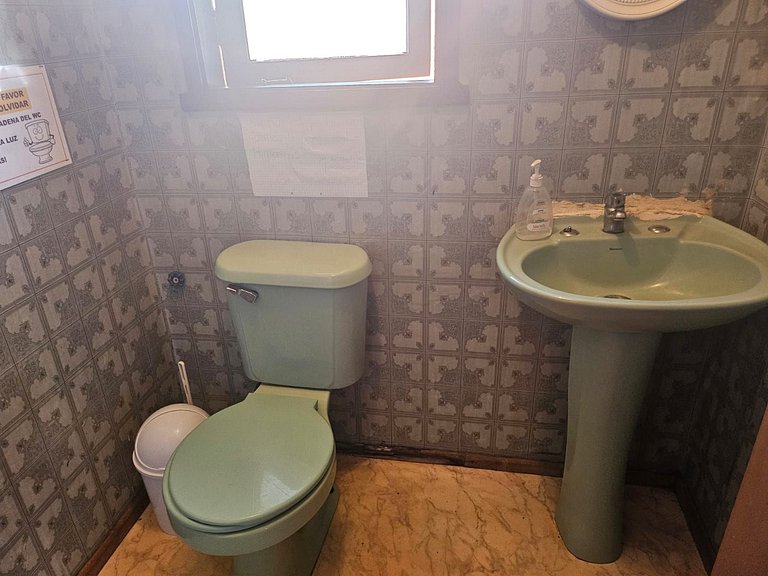 Habitación en casa acogedora, cerca del centro.