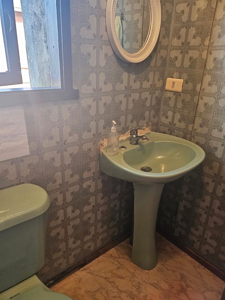 Habitación en casa acogedora, cerca del centro.